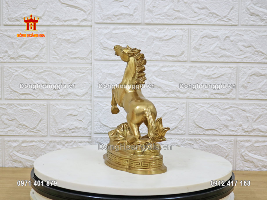 Những gia chủ tuổi Ngọ, Dần, Tuất thích hợp bày trí tượng ngựa phong thủy